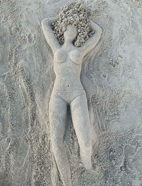 Sand Sculpture Of A Girl That I Found On The Beach Quick Sand, Sand Sculptures Easy, Sand Sculpture, Sea Turtle Sand Sculpture, Beach Sand Sculptures, Beach Sand Art, Octopus Sand Sculpture, Land Turtles, Mermaid Sand Sculpture