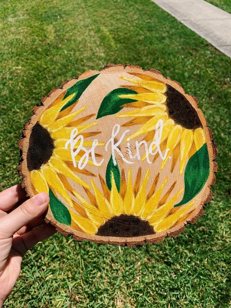 Drawing On Circle Wood, Easy Painting Ideas On Circle Wood, Paint On Wood Ideas, Wooden Circle Painting Ideas, Wood Circle Painting, Painting On Wood Ideas, Painting Ideas On Wood Easy, Painted Wood Rounds, Drawing On Wood Ideas