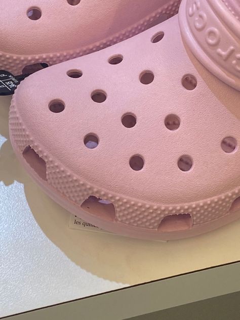 Crocs Ballerina Pink, Pink Crocs Aesthetic, Crocks Outfits, Baby Pink Crocs, Pink Crocs Outfit, Light Pink Crocs, Crocs Aesthetic, Nepo Baby, Crocs Outfit