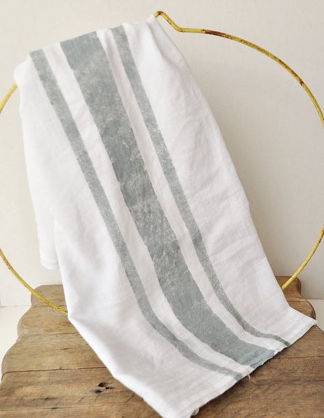 How to stripe flour sack towels from Wal-Mart to look like French linen. Flour Sack Towels Crafts, Tea Towels Crafts, Drop Cloth Projects, Diy Tablecloth, French Look, Canvas Drop Cloths, Grain Sack Fabric, Diy Towels, Flour Sack Tea Towels