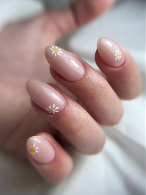 Minimal Flower Nail Art, Nude Flower Nails, Delicate Nails, Subtle Nails, Minimal Nails, Lady Bugs, Flower Nail Art, Flower Nails, Nude Nails