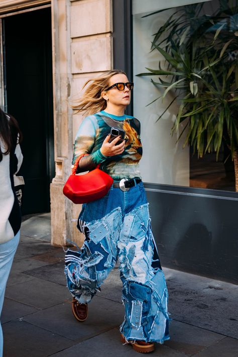 The Best Street Style Photos From the Spring 2025 Shows in London https://www.vogue.com/slideshow/the-best-street-style-photos-from-the-spring-2025-shows-in-london#99 Soho Street Style, 2025 Street Style, Vogue Photographers, Chopova Lowena, Street Style Fall Winter, Trendy Fall Fashion, London Fashion Week Street Style, Campaign Fashion, Street Style Photos