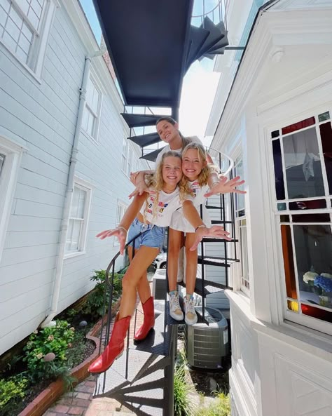 three girls on stairs College Of Charleston Outfit, Sority Girl Aesthetic, Southern College Aesthetic, Charleston Girl Aesthetic, Charleston Aesthetic Outfit, College Sorority Aesthetic, College Of Charleston Aesthetic, Sorority Girl Aesthetic, Kook Princess