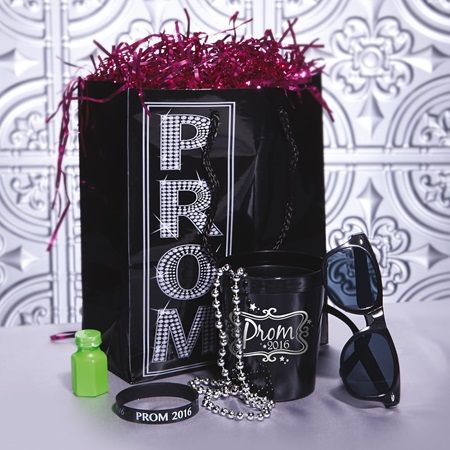 Prom Goody Bag Ideas, Prom Swag Bag Ideas, Prom Gifts Party Favors, Prom Favors High School, Prom Goodie Bags Ideas, Prom Favors Ideas, Prom Party Favors, Prom Gifts, Prom Things