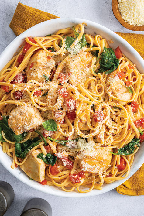 One-Pot Tuscan Chicken Linguine brings together the flavors of tender chicken, tangy tomatoes, and fresh spinach in a creamy Parmesan sauce. Perfect for a quick, satisfying meal! Chicken And Linguine Recipes, Chicken Linguine Recipes, Chicken Linguini, Chicken Linguine, Linguine Recipes, Creamy Parmesan Sauce, Fresh Dishes, Tuscan Chicken, Creamy Parmesan