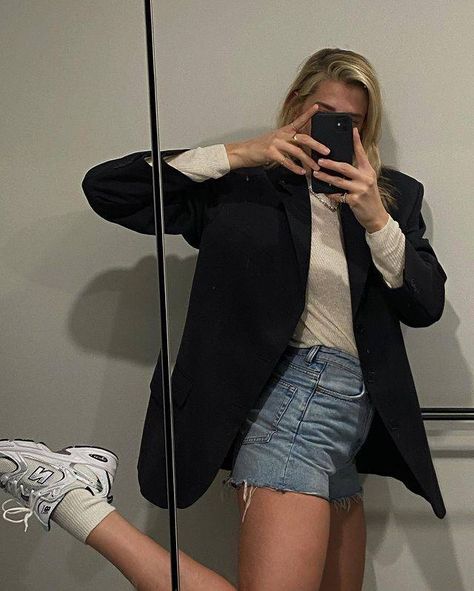 7 Blazer-and-Shorts Outfits That Are Influencer Approved | Who What Wear UK Short Blazer Outfits, Blazer And Shorts Outfit, Blazer With Shorts, Jeans And A Nice Top, Black Blazer Outfit, Blazer Outfits Casual, Simply Dress, Beige Blazer, Fall Wear