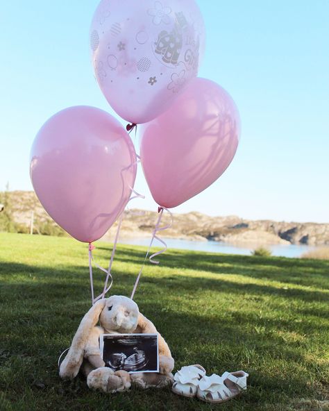 #itsagirl Cute Gender Reveal Pictures, Girl Gender Announcement, Gender Reveal Aesthetic, Gender Announcement Ideas, Gender Reveal Photo Ideas, Beach Gender Reveal, Gender Reveal Pictures, Simple Gender Reveal, Pregnancy Announcement Photoshoot