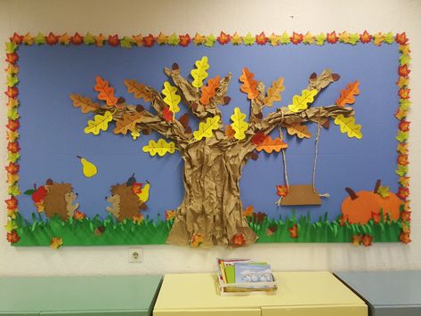 Autumn bulletin board 🍁🍂🌰 Autumn Wall Display Preschool, Autumn Display Boards, Kindergarten Decorations Wall, Autumn Bulletin Board, Toddler Bulletin Boards, Christmas Song Trivia, Autumn School, Fall Bulletin Boards, Preschool Bulletin