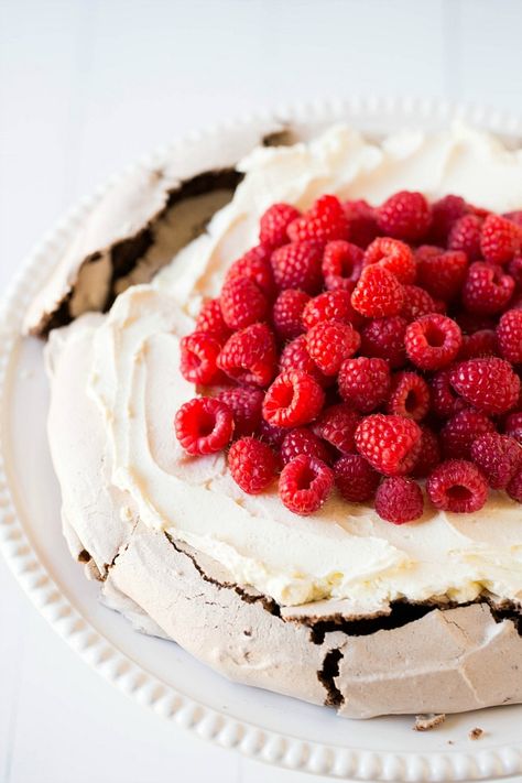 Chocolate Pavlova with Mascarpone Whipped Cream and Raspberries Raspberry Chocolate Recipes, Pavlova Recipes, Raspberry Pavlova, Meringue Recipes, Chocolate Pavlova, Pavlova Cake, Meringue Pavlova, Chocolate Dishes, Sour Fruit