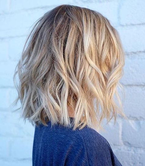 Blonde balayage and texture. Dunner Wordend Haar, Balayage Bob, Balayage Blonde, Lob Haircut, Super Hair, Shoulder Length Hair Cuts, Popular Haircuts, Diet Vegetarian, Penteado Cabelo Curto