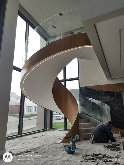 Accent Design Curved Shaped Glass Stairs Ideas Modern Round Staircase, Cool Staircases, Round Staircase Design, Round Stairs Design, Reling Design, Railings Stairs, Circular Staircase, Round Stairs, Spiral Stairs Design