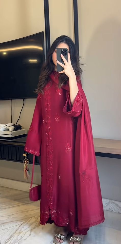 Simple Pakistani Dresses Shalwar Kameez Beautiful, Pakistani Red Suit, Desi Clothes Aesthetic, Red Pakistani Suit, Eid Shalwar Kameez, Monochromatic Dress, Dress Design Pakistani, Indian Dress Up, Desi Attire