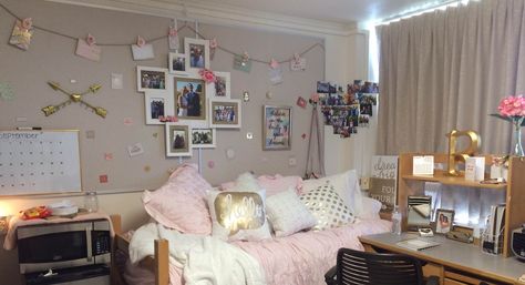 A look inside a UC Davis residence hall room. Uc Davis Dorm, Hall Room, Dorm Inspiration, College Ideas, Apartment Dining, Uc Davis, College Dorm Room Decor, College Decor, Dorm Inspo