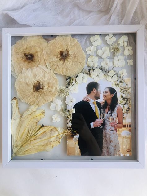 Resin Art Wedding Flowers, Varmala Preserve In Resin, Wedding Bouquet Resin, Wedding Flowers Preservation Ideas, Wedding Preservation, Pressed Bouquet, Diy Resin Flowers, Dried Flowers Diy, Wedding Shadow Box