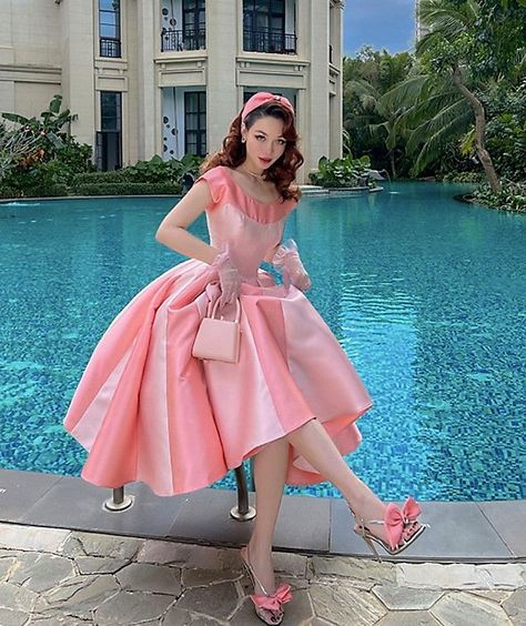 Pink 50s Outfit, Housewife Outfit Modern, Housewife Outfit, 50s Outfit, Housewife Dress, Café Starbucks, Church Girl, 60s Fashion Dresses, Nature Trip