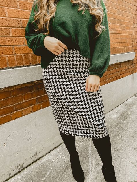 Hounds Tooth Skirt Outfit Winter, Black Houndstooth Skirt Outfit, Houndstooth Skirt Outfit Winter, Houndstooth Pencil Skirt Outfit, Midi Pencil Skirt Outfit Winter, Plaid Pencil Skirt Outfit Winter, Long Skirt Autumn Outfit, Plaid Pencil Skirt Outfit, Houndstooth Skirt Outfit