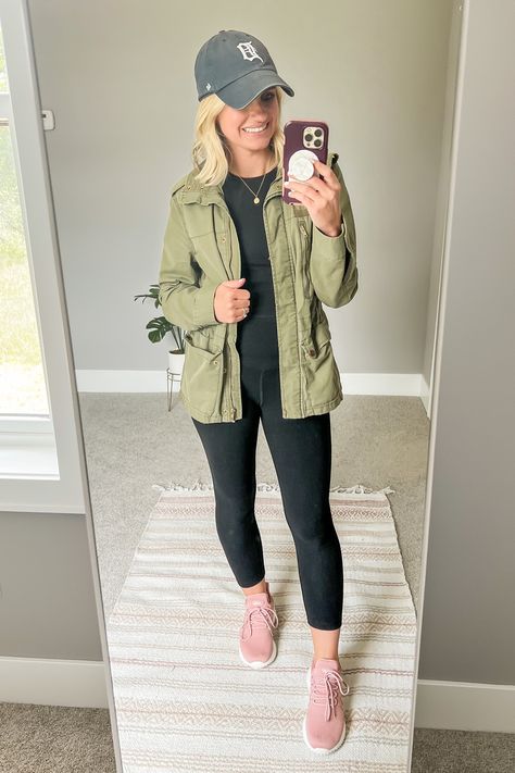 Army Green Utility Jacket Outfit Ideas, Utility Coat Outfit, Utility Jacket Outfit Fall, Green Utility Jacket Outfit, Cargo Jacket Outfit, Anorak Jacket Outfit, Utility Jacket Outfit, Cropped Jacket Outfit, Green Army Jacket