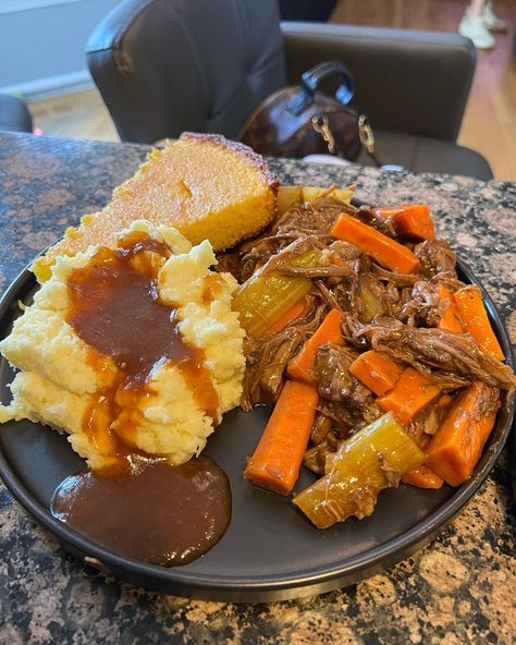 Mashed Potatoes Meal Ideas, Mash Potato Dinner Ideas, Pot Roast Mashed Potatoes, Mashed Potatoes Dinner Meals, Roast Mashed Potatoes, Dinner With Mashed Potatoes, Mashed Potatoes With Gravy, Cooking Mashed Potatoes, Mashed Potatoes Recipe