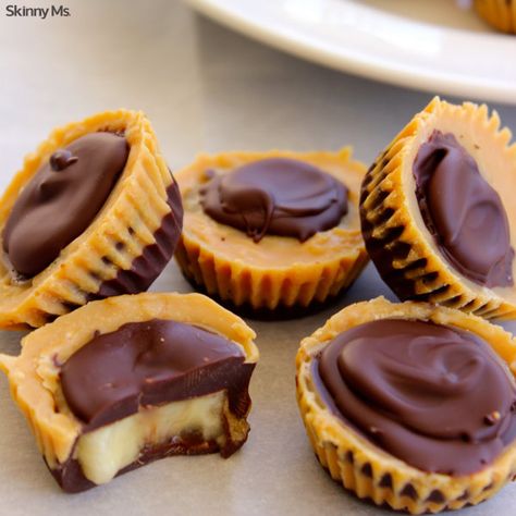 Peanut Butter Banana Cups require only 5 ingredients - a no bake recipe you will love! #peanutbuttercups #peanutbutterbanana Weight Watcher Desserts, 100 Calorie, Banana Split, Peanut Butter Banana, Healthy Sweets, Healthy Treats, Healthy Dessert, Clean Eating Snacks, Chocolate Peanut Butter