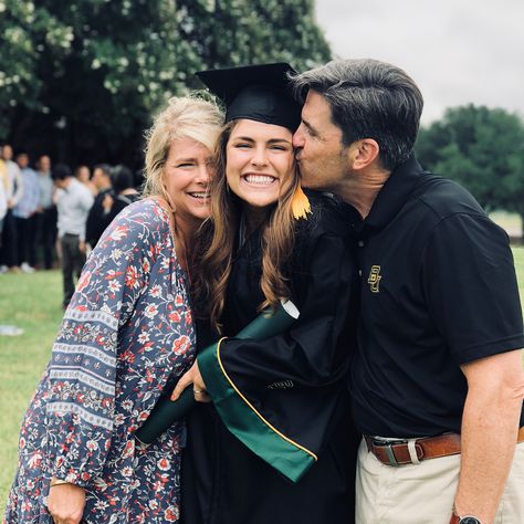 Graduation Photos | Parents 💚 Graduation Photography Family, Family Graduation Pictures Parents, Graduation Pictures Parents, Graduation Pics With Parents, Parents Graduation Pictures, Graduation Photos With Parents, Graduation Pics With Family, Graduation With Parents, Graduation Family Photos