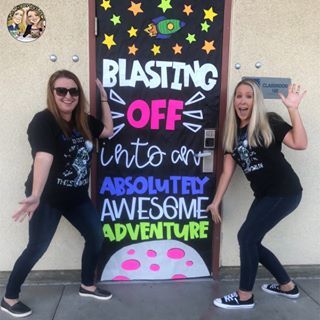 We started our school year off right with a fun Out of this World 🌎 theme!!! We greeted our kiddos with our “4th Grade is Out of This World” shirts, alien 👽 antennas, and this fun door 😍 from @joeyudovich !!! 🚀 We believe in capturing our students attention from Day 1, and engaging them through their learning! 🚀 For those of you that left comments when we asked about this year’s theme, THANK YOU! Space was the perfect choice with the moon landing’s 50 year anniversary this year! Outer Space Theme Bulletin Board, Blast Off Bulletin Board, Space Themed Reading Bulletin Boards, Galaxy Classroom Door Ideas, Space Themed Teacher Shirts, Space Themed Bulletin Boards Preschool, Classroom Galaxy Theme, Above And Beyond Theme, Space Theme Elementary Classroom