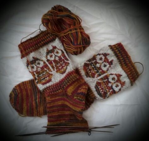 Pöllö-sukat/Owl-socks. Owl Socks, Winter Glove, Christmas Stockings, Stockings, Socks, Holiday Decor, Christmas