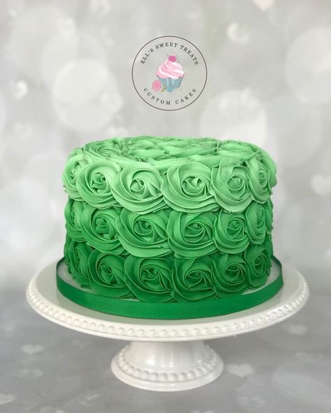 Green Rosette Cake, Green Cake Decoration, Green Birthday Cakes, St Patricks Day Cakes, Ribbon Cake, Pull Apart Cupcake Cake, Smash Cake Girl, Dinosaur Birthday Cakes, Rosette Cake