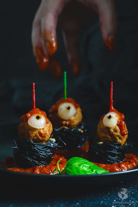 Snake Appetizer, Halloween Meatballs Appetizers, Spider Meatballs, Italian Halloween Food, Halloween Spaghetti, Halloween Meatballs, Halloween Pasta, Italian Style Meatballs, Mini Meatballs