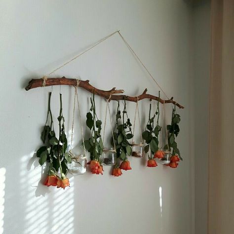 Roses On Wall Decor, Dried Flowers Hanging From Stick, Dried Roses Wall Decor, Diy With Dried Roses, How To Display Dried Roses, Dried Roses Room Decor, Dry Roses Decoration, Dried Roses Crafts, Rose Display Ideas