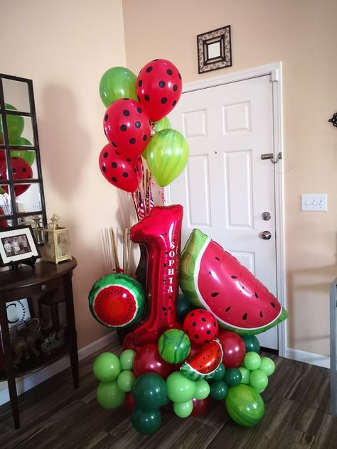 Watermelon Balloon Decor, One In A Melon Balloons, Fruit Bday Party Ideas, Watermelon Balloon Garland, Watermelon Party Ideas Decoration, Watermelon Balloons, Watermelon Birthday Party Theme, Watermelon Party Decorations, Watermelon Birthday Party