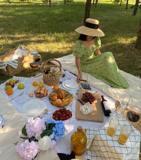 Picnic aesthetic Picnic Blanket Aesthetic, Picnic Bday, Romantic Picnic Food, Picnic Aesthetics, Bday Picnic, Blanket Aesthetic, Romantic Picnic, Spring Picnic, Picnic Aesthetic