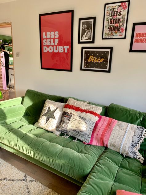 Green And Pink Living Room, Retro Apartment Decor, Green Couches, Green Couch Living Room, Green Sofa Living Room, Frames Wall Art, Contemporary Decor Living Room, Green Apartment, Kitchen Looks