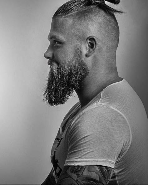 Barba Hipster, Viking Beard Styles, Latest Beard Styles, Man With Tattoos, Ducktail Beard, Beard Shapes, Mens Hairstyles With Beard, Beard Haircut, Best Beard Styles