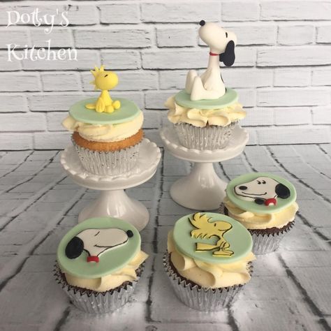 Snoopy Cake Ideas, Snoopy Cupcakes, Peanuts Birthday Cake, Peanuts Gang Birthday Party, 2d Cake, Snoopy Birthday Party, Birthday Snoopy, Snoopy Cake, Peanut Cake