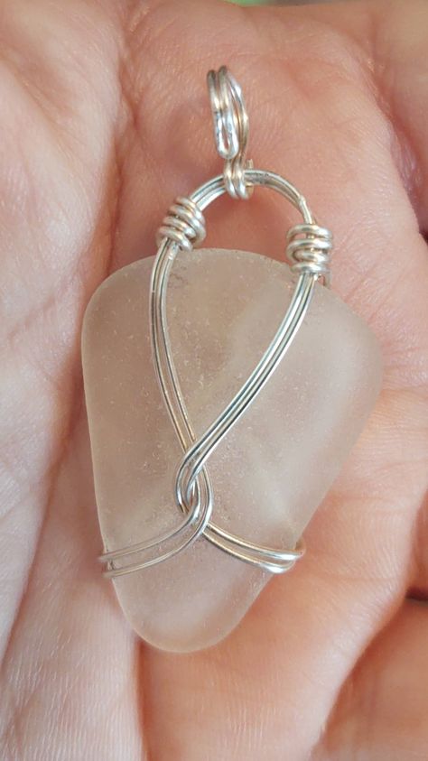 Sea Stone Jewelry, Beachglass Jewelry Wire Wrapping, Beach Glass Wire Wrapping, Rock Pendants Diy, Wrapping Rocks With Wire, Sea Glass Wire Wrapping, Rock Wire Wrapping, Epoxy Jewelry Ideas, Diy Rock Jewelry