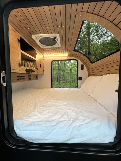 Premium Off-road Teardrop Camper Trailer – Cedar Ridge Campers – Cabin – Stargazer Window Teardrop Trailer Camping, Teardrop Camper Interior, Off Road Teardrop, Small Camper Trailers, Teardrop Caravan, Diy Camper Trailer, Teardrop Camper Trailer, Trailer Diy, Tiny Trailers