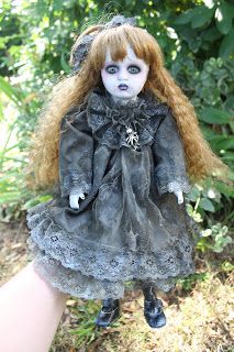 Anne Marie Gibbons Monster High Repaints & Customs: Gothic Porcelain doll custom Scary Baby Dolls, Creepy Doll Halloween, Creepy Baby Dolls, Zombie Dolls, Doll Halloween Costume, Creepy Halloween Decorations, Arte Alien, Creepy Doll, Scary Dolls