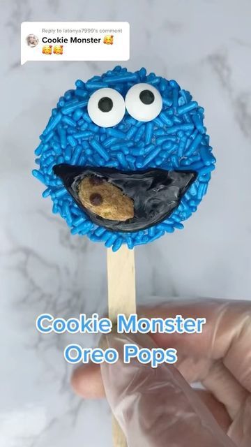 Dipped Tampa on Instagram: "Cookie Monster Oreos Tutorial #cookies #cookiemonster #sesamestreet #oreos #chocolate #tutorial #fyp #chocolateoreos #oreopops" Cookie Monster Chocolate Covered Oreos, Monster Oreos, Dipped Tampa, Oreo Ideas, Oreo Cookie Pops, Oreo Cream, Chocolate Dipped Oreos, Oreo Balls, Dipped Oreos