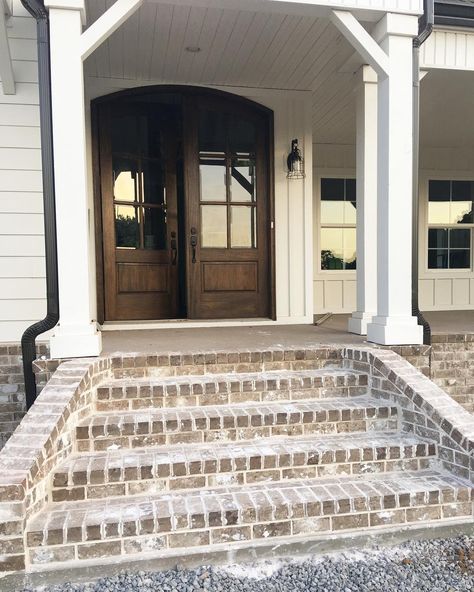 381 Likes, 59 Comments - Rachel 🙏🏻 Psalm 25:4-5 (@crateandcottage) on Instagram: “This is screaming "welcome home" right? We still don't have an exact date but looks more like it's…” Pretty Farmhouse, Veranda Design, Brick Porch, Front Porch Steps, Farmhouse Front Porch, Brick Steps, Building A Porch, Front Porch Design, Farmhouse Front Porches