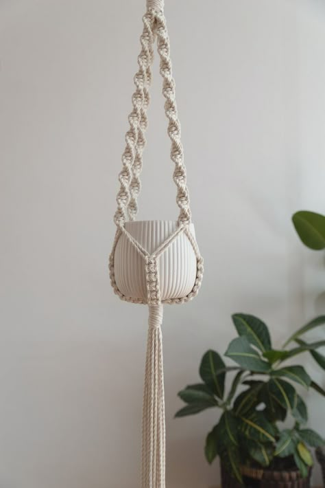 فن النسيج, Art Macramé, Macrame Plant Hanger Tutorial, Macrame Plant Hanger Patterns, Macrame Hanging Planter, Plant Hanging, Diy Macrame Plant Hanger, Macrame Plant Holder, Macrame Hanger