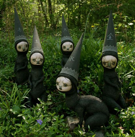 Strangely unnerving - Imgur Scott Radke, Clay Monster, Goth Garden, Gothic Garden, 3d Figures, Creepy Dolls, Gnome Garden, Yard Art, Halloween Crafts