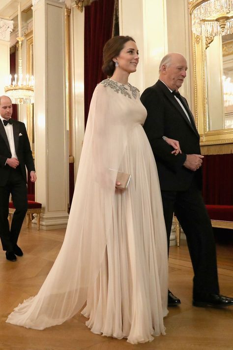 Kate Middleton revisited one of her favorite designers in Norway, delivering a radiant maternity-fashion moment. Kate Middleton Maternity Style, Kate Middleton Stil, Vévodkyně Kate, Maternity Evening Gowns, Düşes Kate, Formal Party Dresses, Looks Kate Middleton, Prins William, Dresses For Pregnant Women