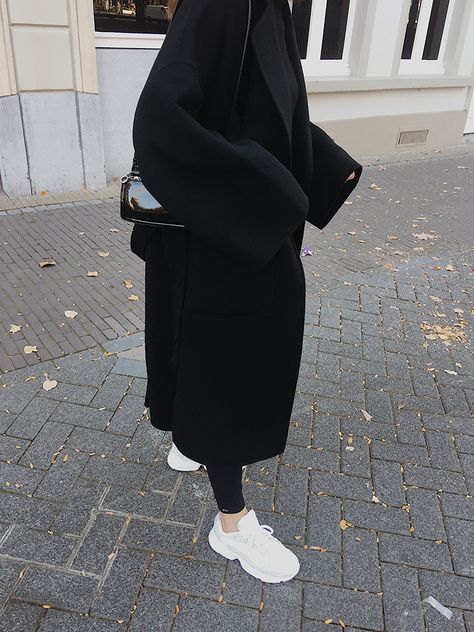 BLACK OVERSIZED AND YUNG 1 | MODEDAMOUR Oversize Black Coat, Oversized Black Coat Outfit, Black Oversized Coat Outfit, Oversized Coat Outfit Winter, Oversize Coat Outfit, Oversized Black Coat, Oversized Coat Outfit, Black Coat Outfit, Adidas Yung 1