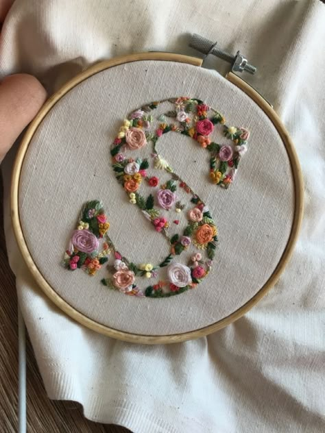 Embroidered Flower Letters, Embroidery Alphabet Patterns, Alphabet Embroidery Patterns Letters, Letter S Embroidery, Embroidery Hacks, Hand Embroidery Letters, Embroidery Hoop Art Diy, Embroidered Lettering, Clothes Embroidery Diy