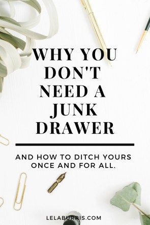 Why You Don't Need A Junk Drawer - Lela Burris How To Decorate Kitchen Shelves, Kitchen Junk Drawer, Junk Drawer Organizing, Junk Drawers, Bathroom Organization Hacks, Diy Organizer, Minimalist Inspiration, Kitchen Hacks Organization, Small Space Organization