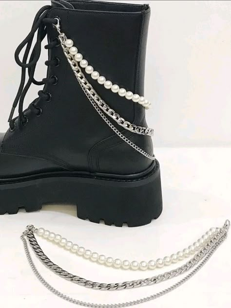 Diy Chain Accessories, Boots With Chains, Shoe Accessories Diy, Boot Chains, Beaded Shoes, Diy Jewelry Unique, Diy Clothes Design, Diy Fashion Clothing, Diy Clothes Life Hacks