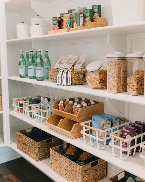 Pantry Organization Hacks, Pantry Renovation, Small Pantry Organization, Pantry Organisation, Storage Bins Organization, Dust Bunnies, Clever Organizer, Small Pantry, Small Apartment Design