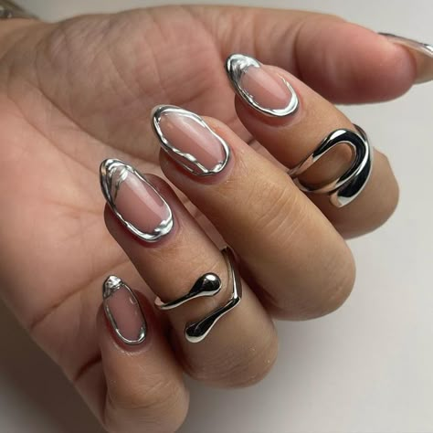 Metallic Nails are the Most Breathtaking Nail Trend of the Year | Fashionisers© Nails Black And Rose Gold, Glitter Nails Black, Rose Gold Chrome Nails, Chrome Nail Designs, Metallic Nails Design, Gold Chrome Nails, Silver Nail Designs, Gold Acrylic Nails, Metallic Nail Art