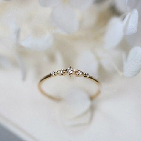 خواتم خطوبة, Cute Promise Rings, Cute Engagement Rings, Gold Rings Fashion, Classic Engagement Rings, Fancy Jewellery, Grandma Gift, Minimalist Ring, Cute Rings