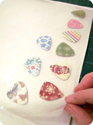 FaveCrafts - 1000s of Free Craft Projects, Patterns, and More Guitar Picks Crafts, Guitar Picks Diy, Guitar Crafts, Guitar Pick Jewelry, Frugal Wedding, Guitar Lessons Songs, Guitar Diy, Diy Guitar, Guitar Kids